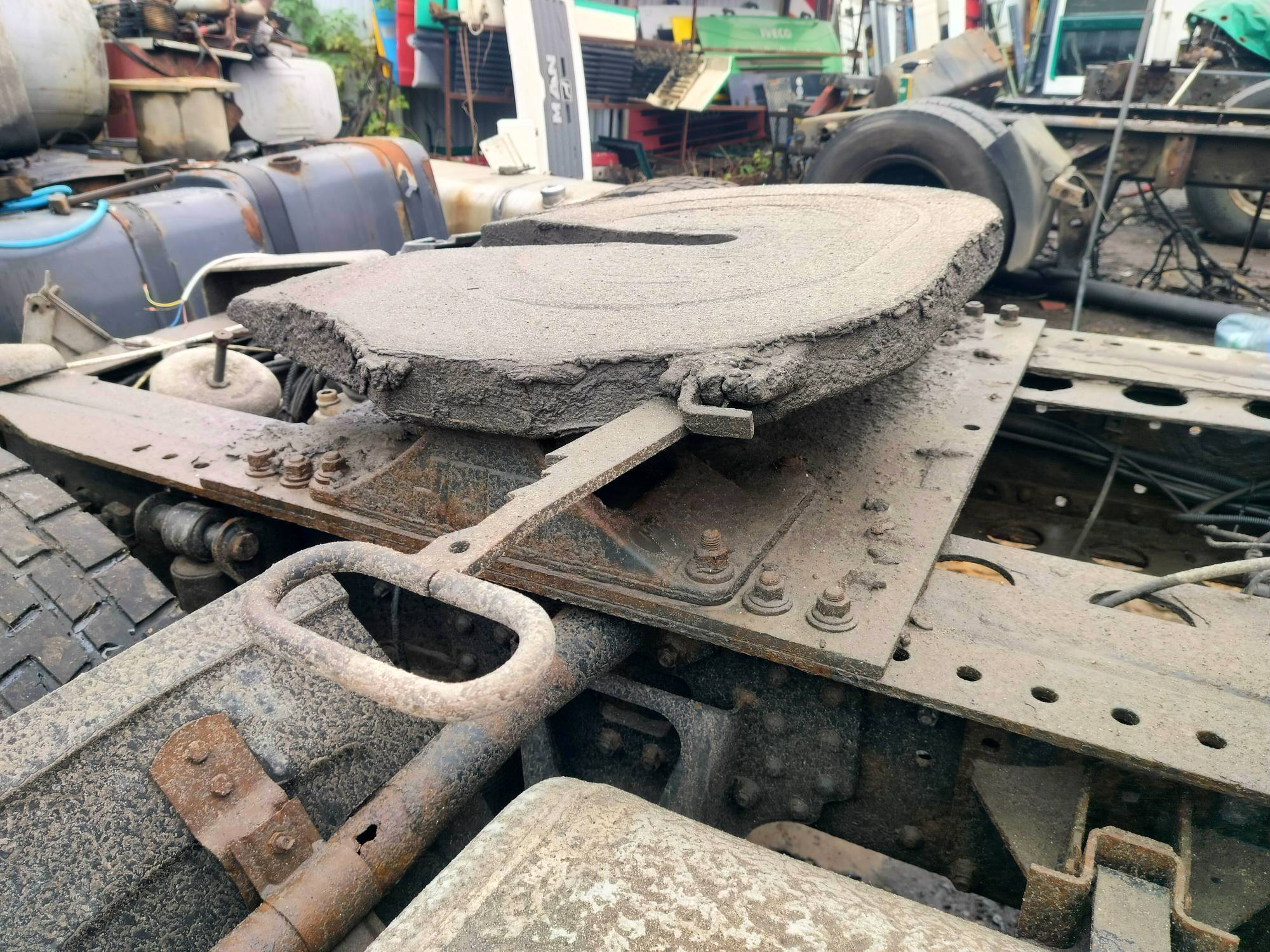 На разборку поступил MAN F2000 2000 г.в. Двигатель D2866LF31 4-х клапанные головки, КПП 16S181 с ретардой, редуктор HY13110 37/12 подвеска рессорная перед, сзади воздух. Кабина высокая, гнилая. Крыша в продаже.